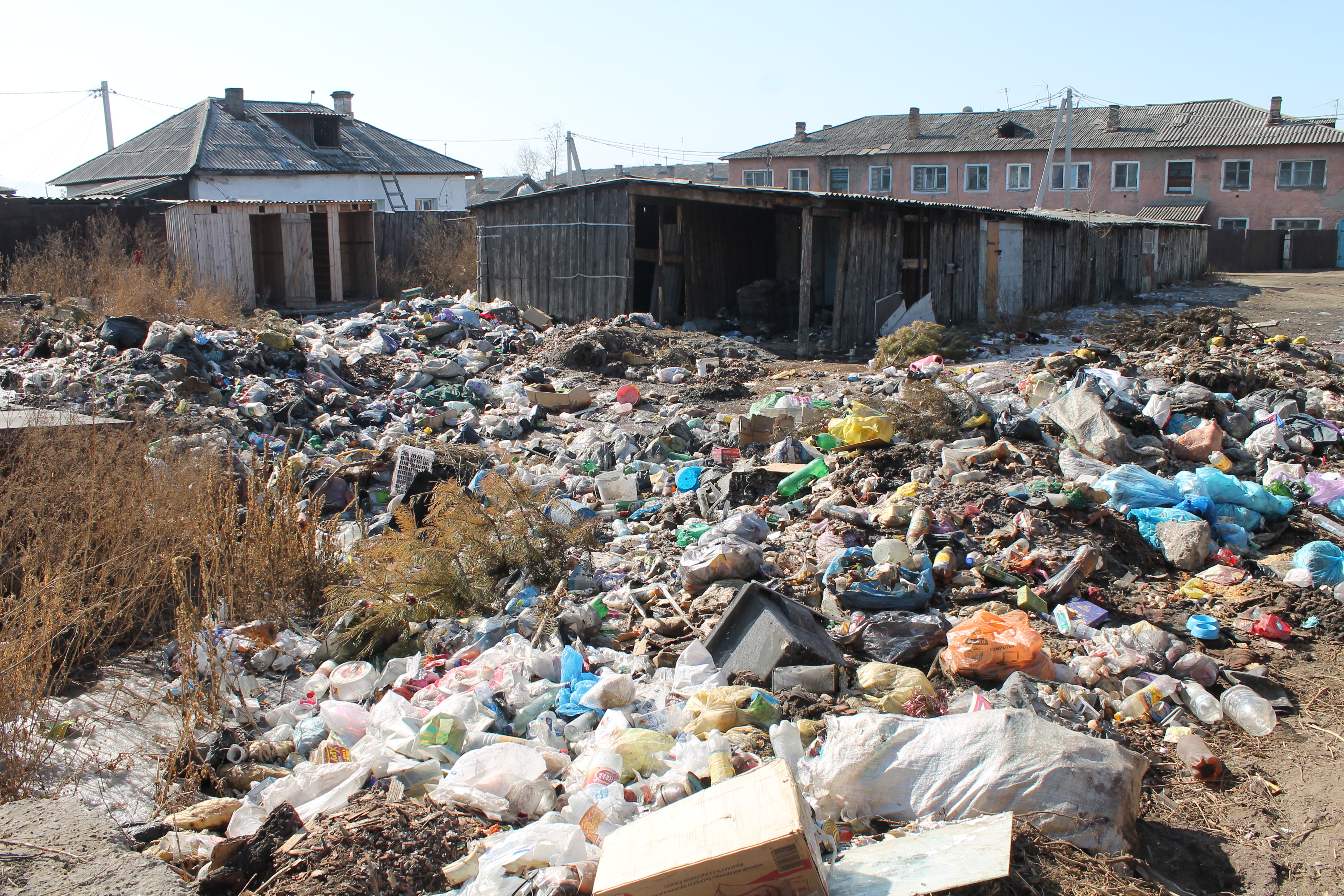 текстильные отходы. отходы 2017. свалка одежды. отходы 2017. загрязнение почвы отходами.